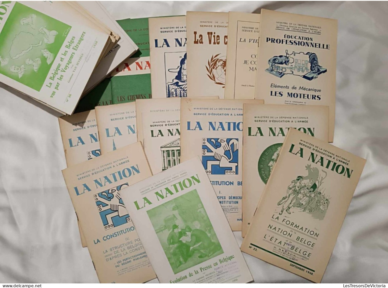 Lot De 31 Revues " La Nation" Des Années1946 à 1957 - Rechts