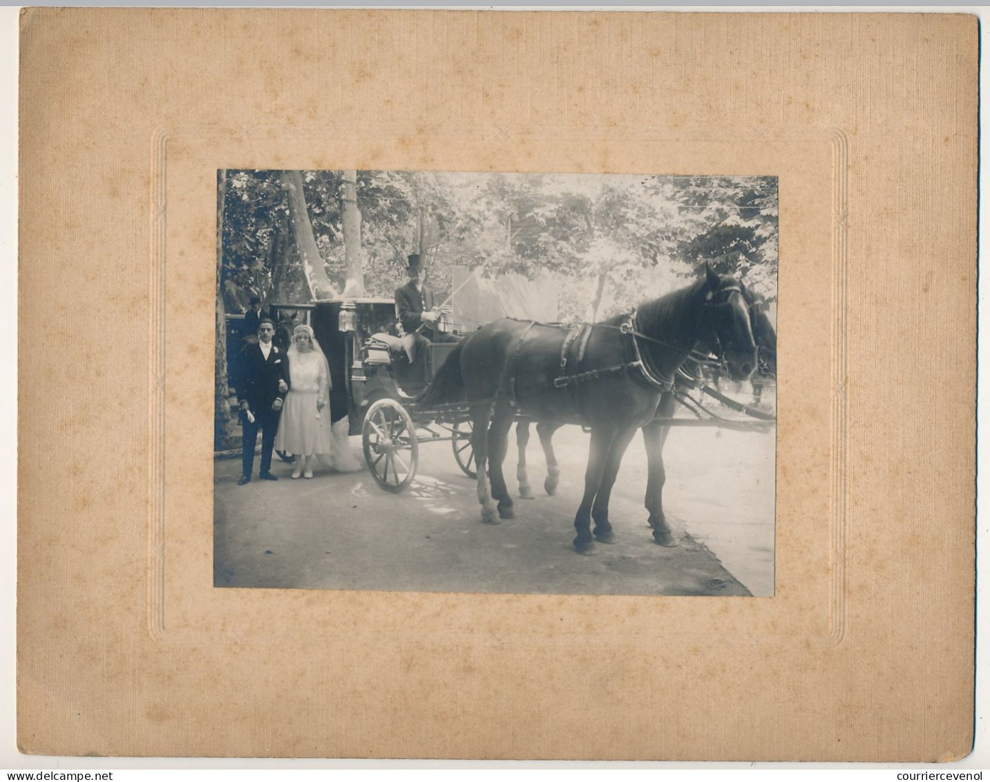 FRANCE - Photographie Sur Carton - Calèche, Couple De Mariés - Anonymous Persons