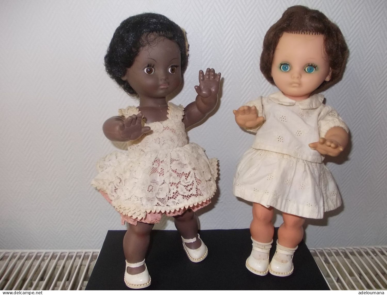 2  POUPEES " BELLA "SGDG ANNEE 1950 -  YEUX DORMEURS - UNE AVEC SYSTEME A RECOLLE  -   VETEMENTS D'ORIGINES - Bambole