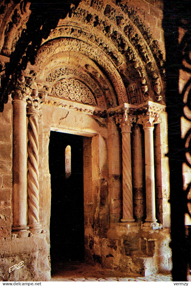 ROUSSILLON - COUSTOUGES : Portail Intérieur De L'Eglise - Roussillon