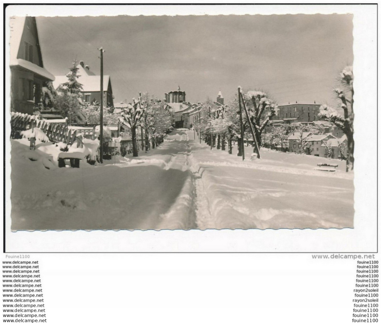 Carte De SAUGUES  Sous La Neige ( Format C.P.A )  ( Recto Verso ) - Saugues