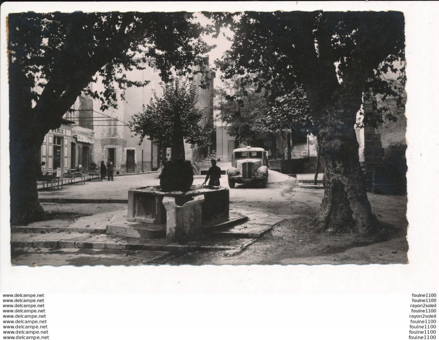 Carte De SIGNES Place Du Marché ( Camion à Identifier )  ( Format 9 X 14 Cm ) - Signes