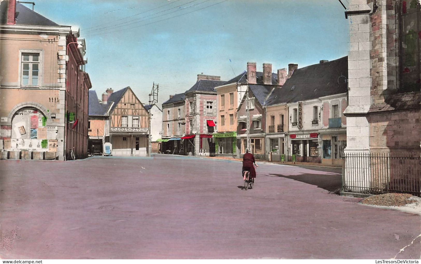 FRANCE - La Guerche De Bretagne - Place De L'Eglise - Carte Postale - La Guerche-de-Bretagne