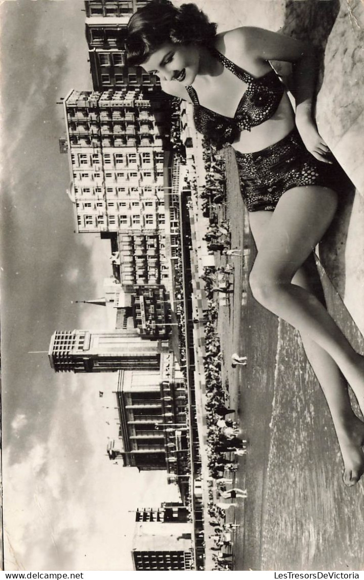 BELGIQUE - Blankenberge - Casino Et Digue - Femme En Bikini - Carte Postale - Blankenberge