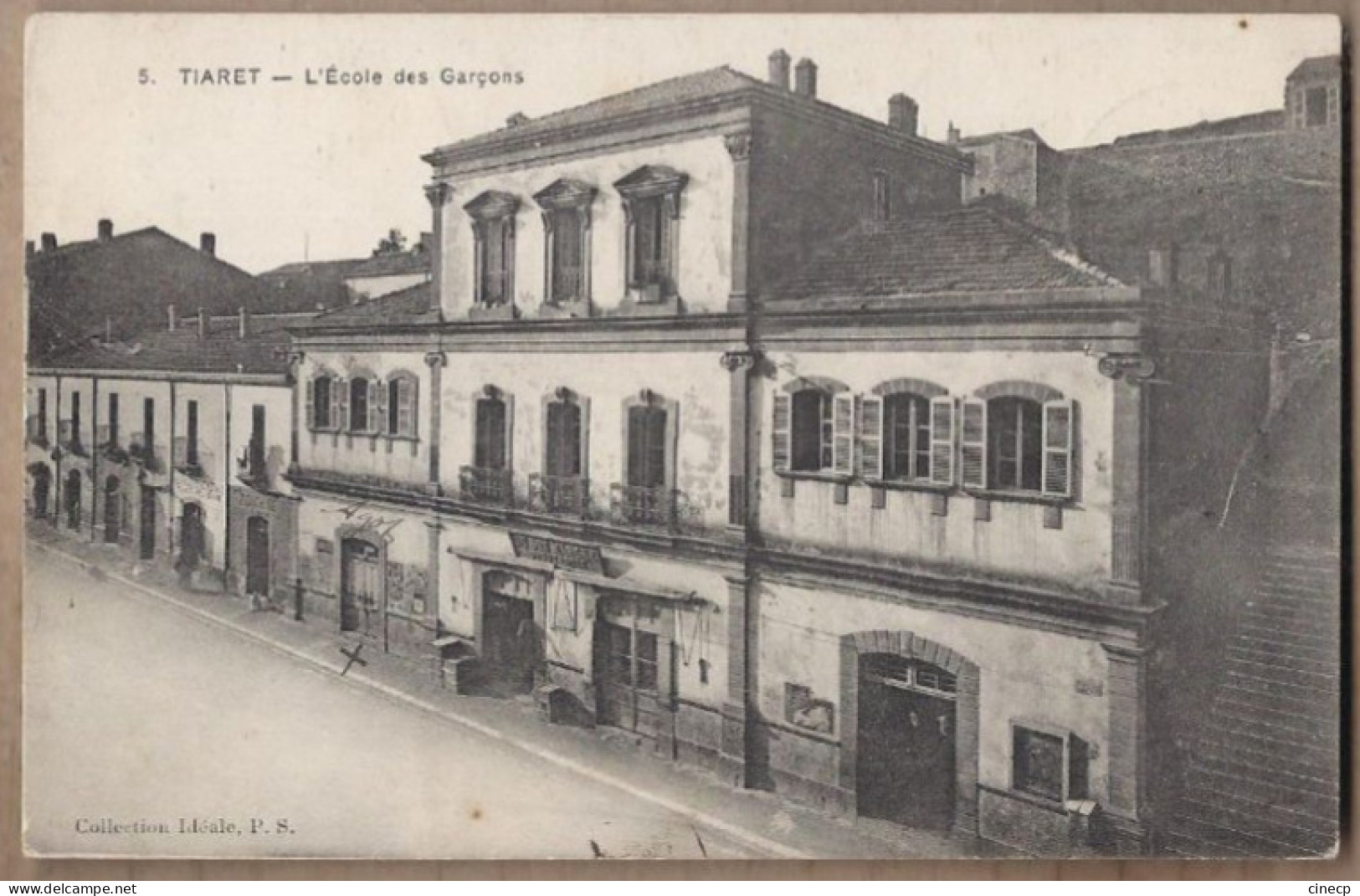 CPA ALGERIE - TIARET - L'Ecole Des Garçons - TB PLAN Façade Etablissement Scolaire + MAGASINS + TB Oblitération - Tiaret