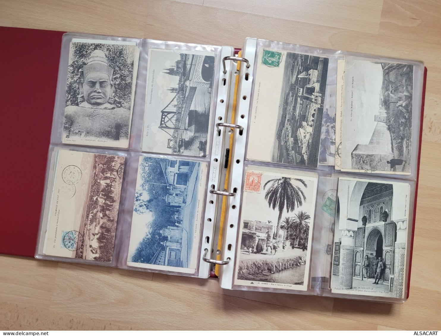 album avec environs 450 cartes france , afrique et divers , beaucoup circulés, souvent meme provenace