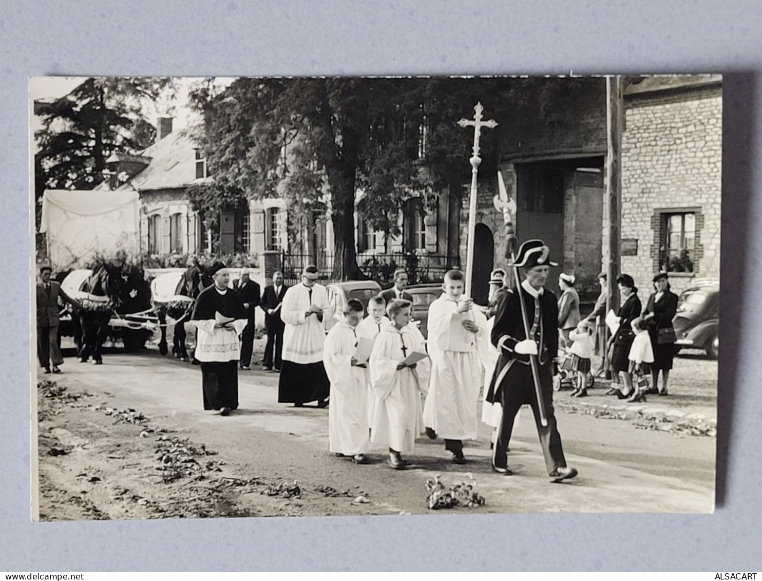 Carte Photo , Procession Avec Curé Et Servants De Messe - A Identifier