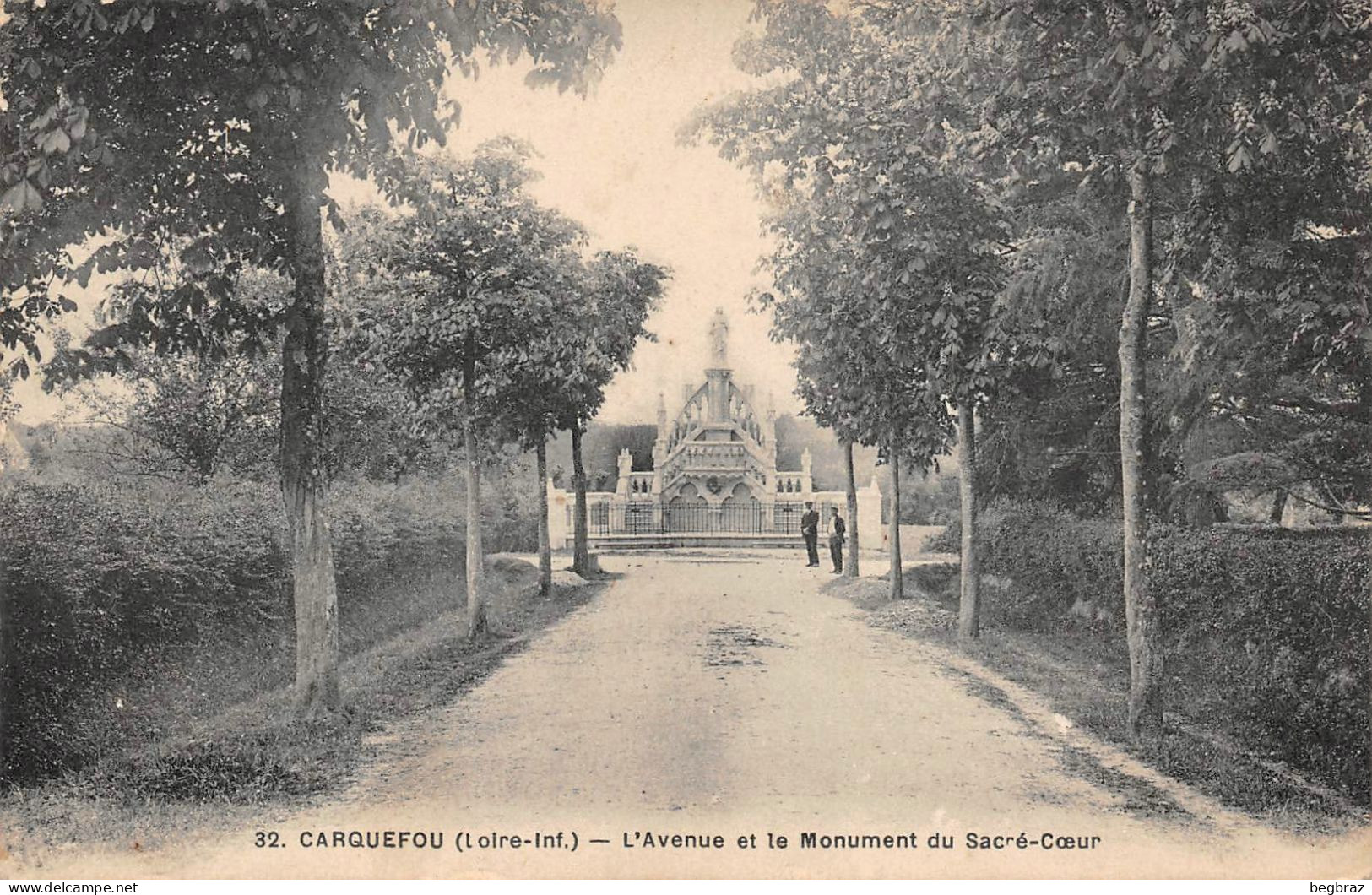 CARQUEFOU       AVENUE ET MONUMENT - Carquefou