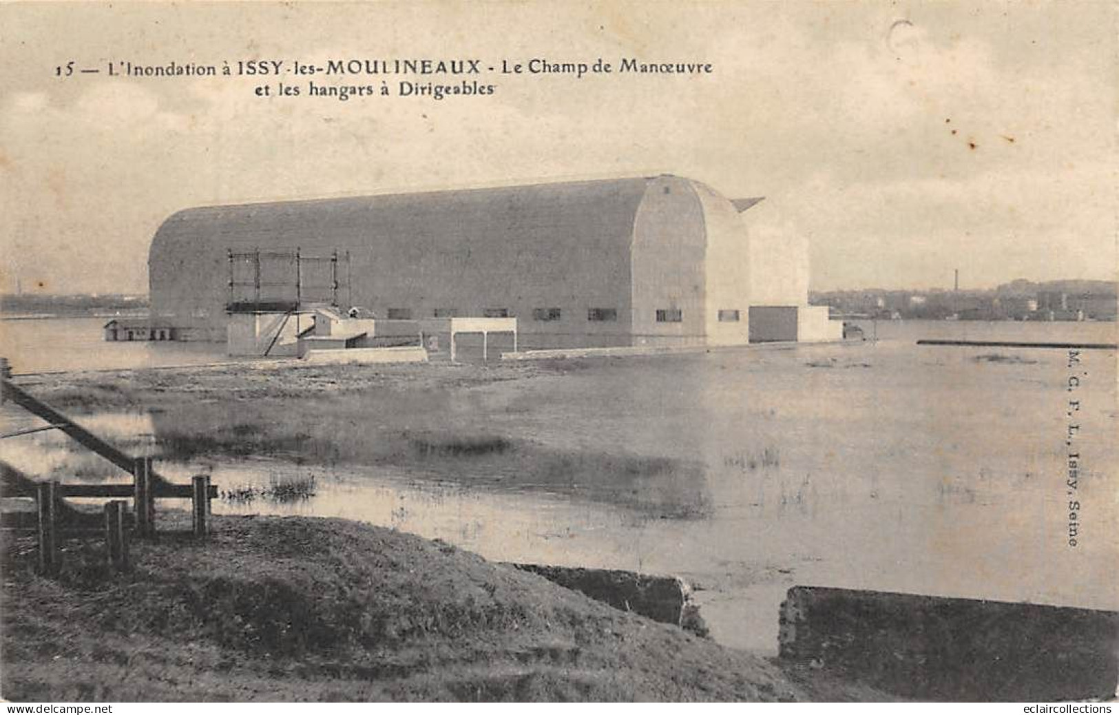 Issy Les Moulineaux      92    Inondations De 1910.  Champ De Manoeuvre .Les Hangars A Dirigeables   N° 15 (Voir Scan) - Issy Les Moulineaux
