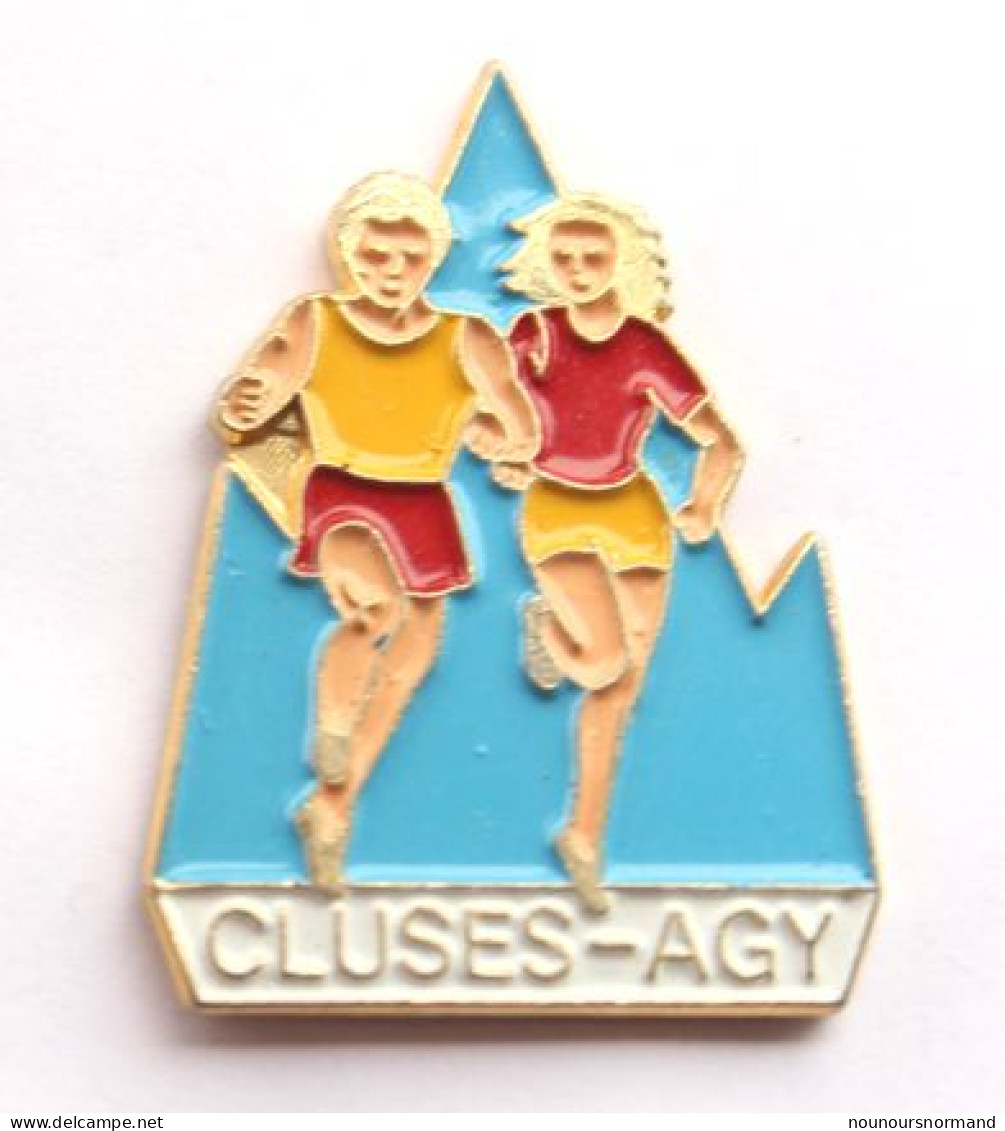 Pin's Cluses Agy (74) - CLUZES AGY - Couple De Coureurs Dans Paysage De Montagne - M911 - Atletismo