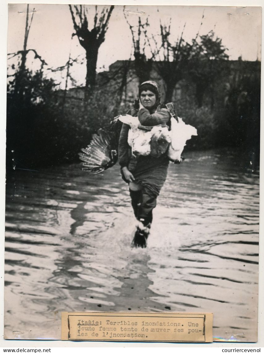 ITALIE - Photo De Presse Keystone - Terribles Inondations : Une Jeune Femme Tente De Sauver Ses Poulets De L'inondation - Europe