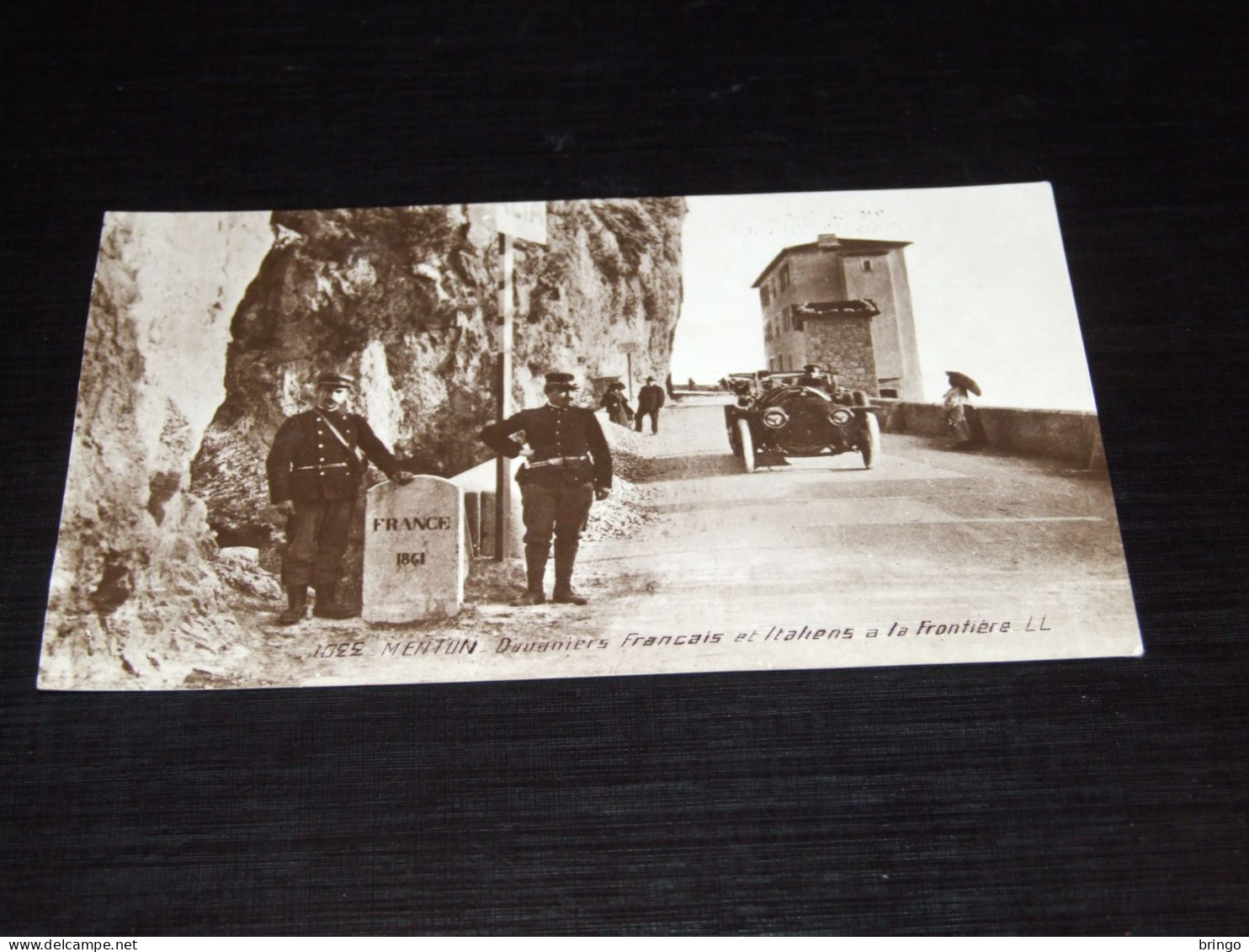 67058-      FRANCE, MENTON, DOUANIERS FRANCAIS ET ITALIENS A LA FRONTIERE - Menton