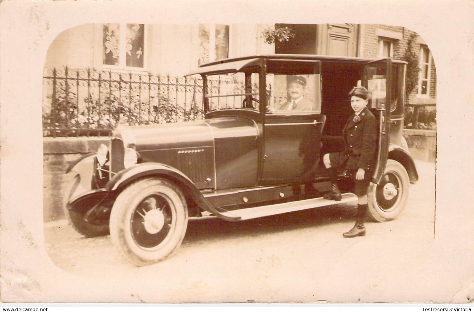 Carte Photo - Automobile - Enfant Qui Monte Dans Une Voiture Avec Chauffeur - Carte Postale Ancienne - Taxi & Fiacre