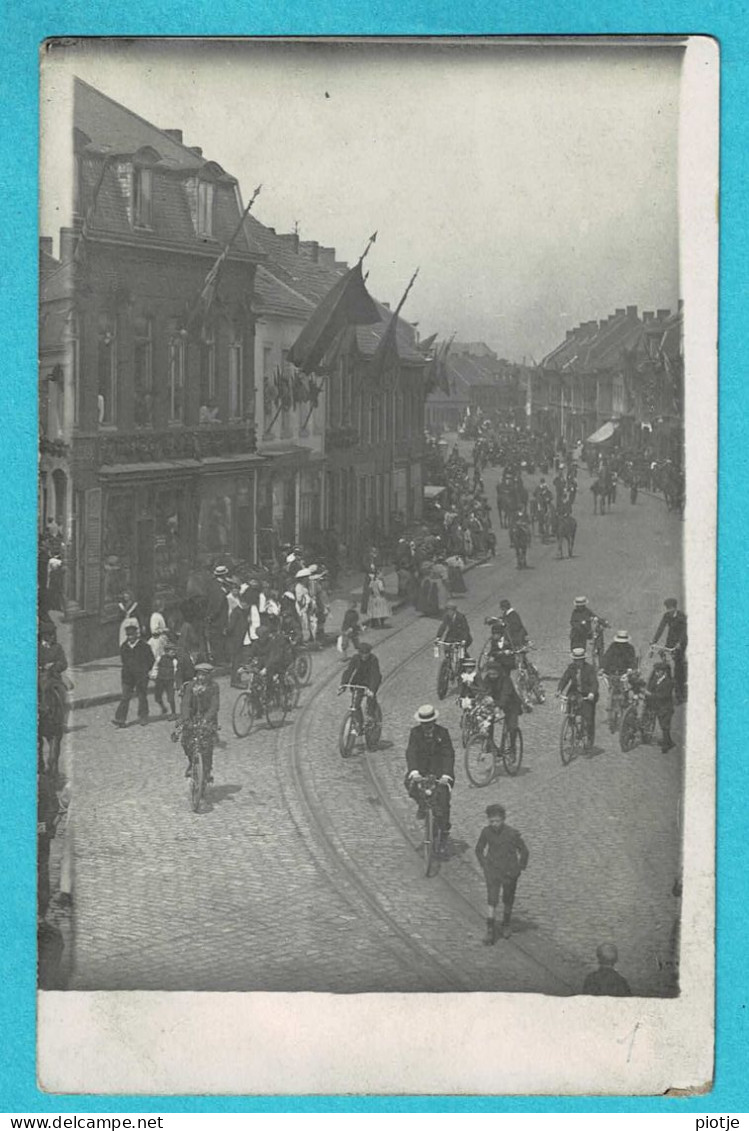 * Menen - Menin (West Vlaanderen) * (Carte Photo - Fotokaart) Barakken, Hoek Moeskroenstraat, Animée, Vélo, TOP - Menen