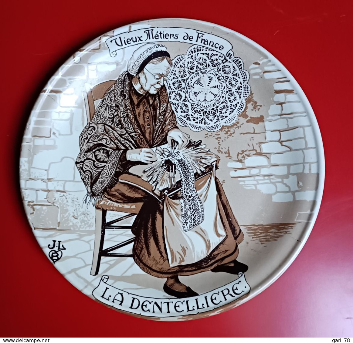 Assiette Décorative, La Dentellière. Collection "les Vieux Métiers De France", - Altri & Non Classificati