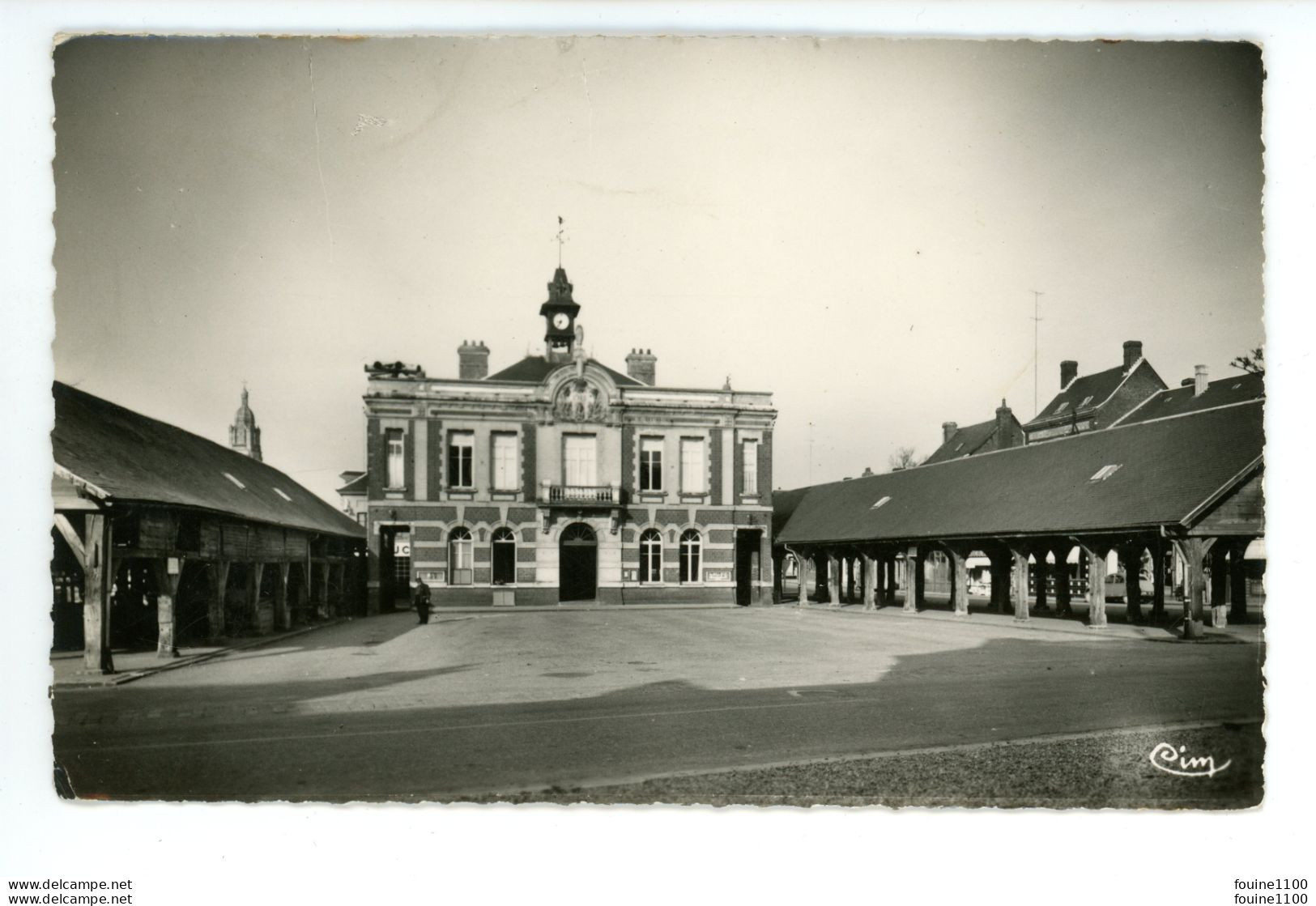 BUCHY Hôtel De Ville El Les Halles ( Format C.P.A. ) - Buchy