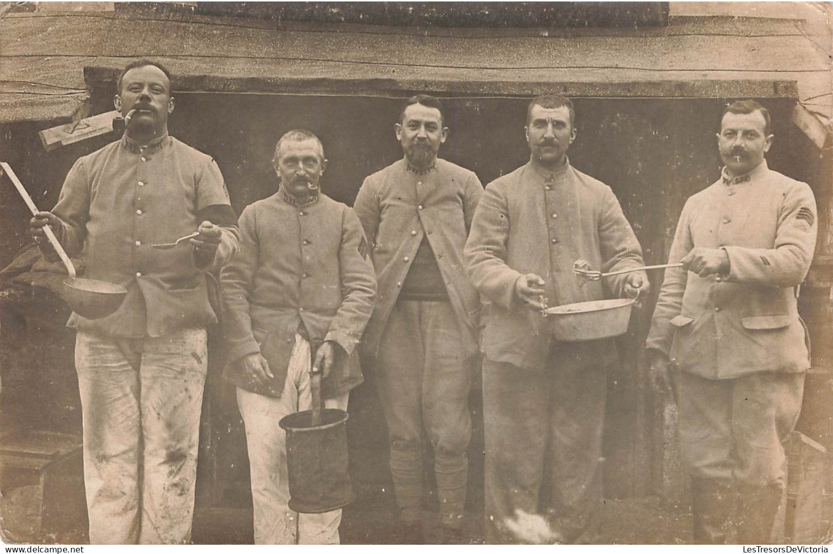 MILITARIA - Cuisiniers Au Front - Ustensiles De Cuisine - Louches Et Marmites - Soldats - Carte Postale Ancienne - Personajes