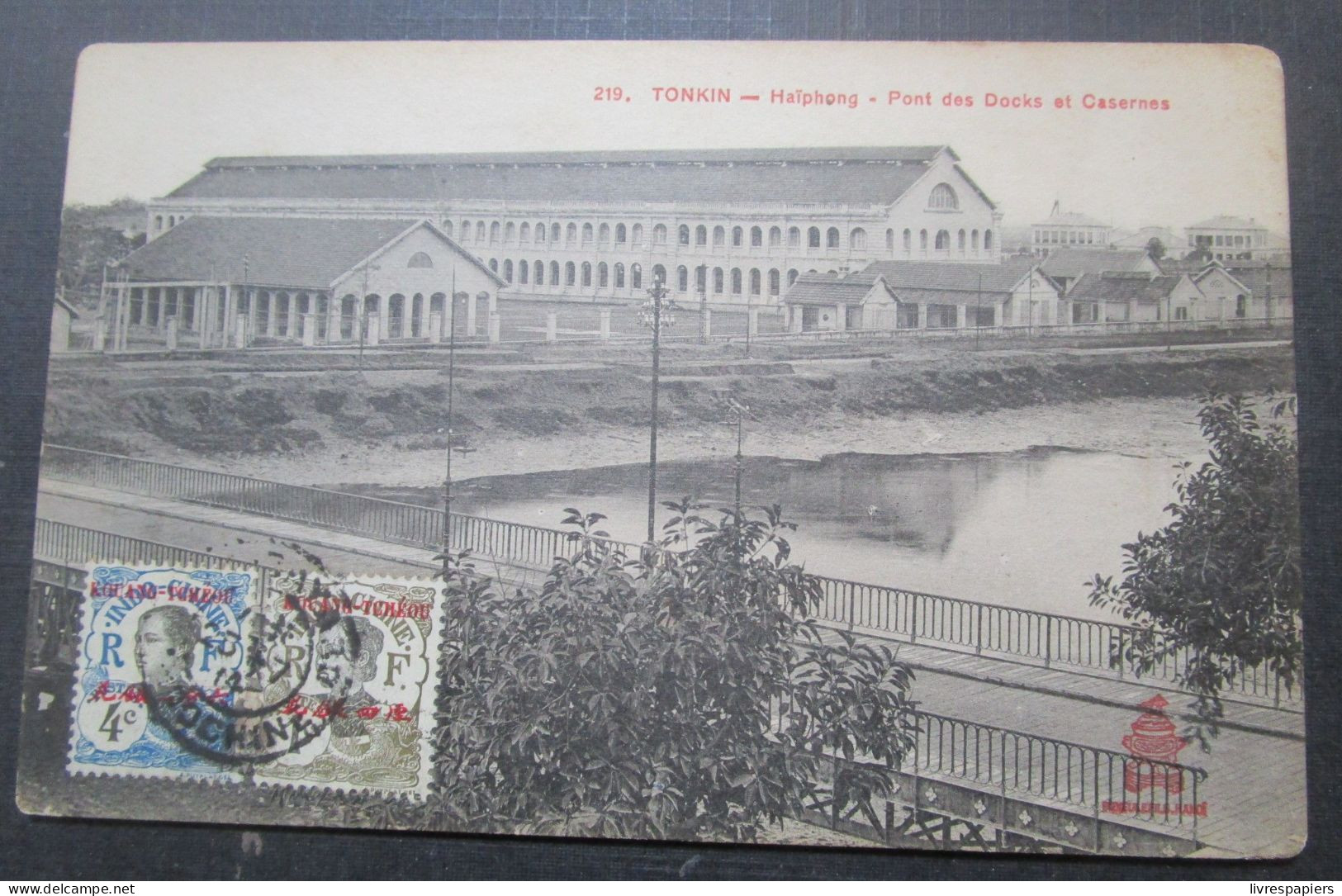 Indochine  Haiphong Docks Et Casernes   Cpa Bien Timbrée Kouang  Tcheou Obliteration Shanghai - Storia Postale