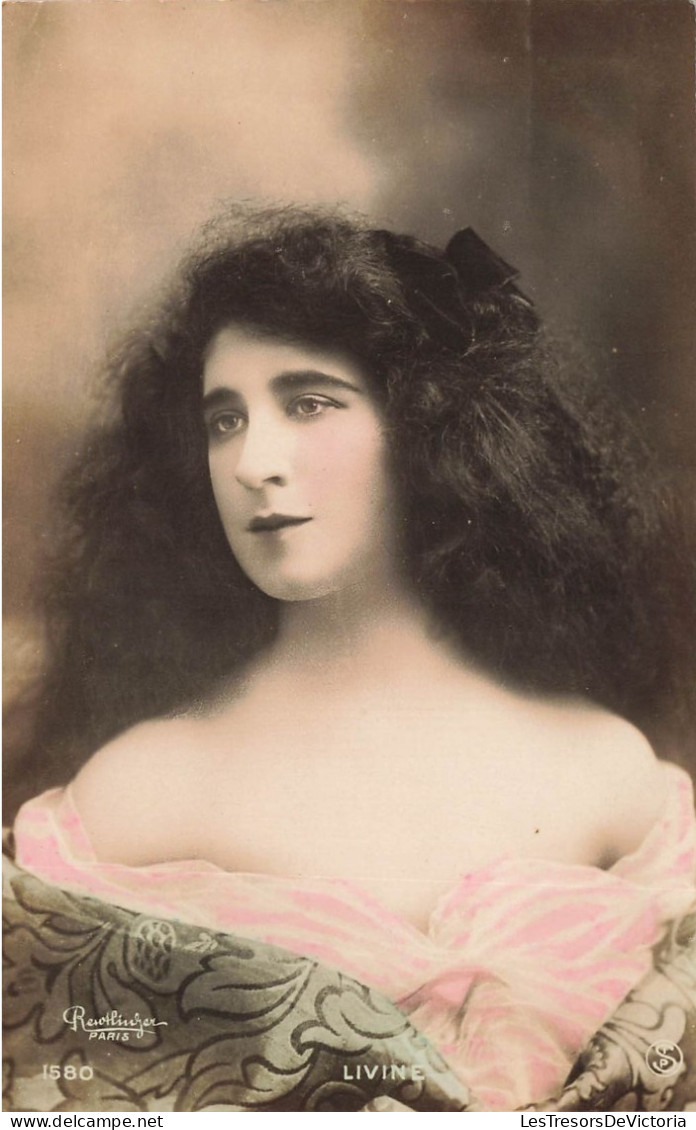 MODE - Reutlinger - Portrait De Mlle Levine - Epaules Dénudées - Cheveux Noirs - Colorisé - Carte Postale Ancienne - Mode