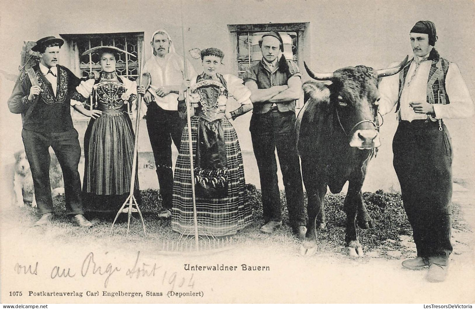 FOLKLORE - Costumes - Unterwaldner Bauern - Paysans Avec Des Outils D'agriculture - Carte Postale Ancienne - Kostums