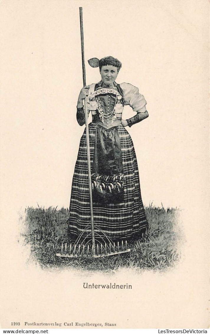 FOLKLORE - Costume - Unterwaldnerin - Femme En Costume Traditionnelle Avec Un Râteau - Carte Postale Ancienne - Costumes