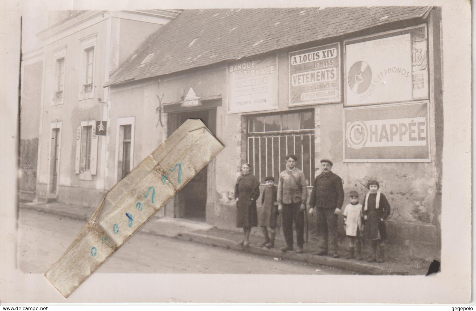 LA FLECHE Ou Environs - On Pose En 1938 Devant Une Maison à Localiser ( Carte Photo ) Voir Panneaux Publicitaires - La Fleche