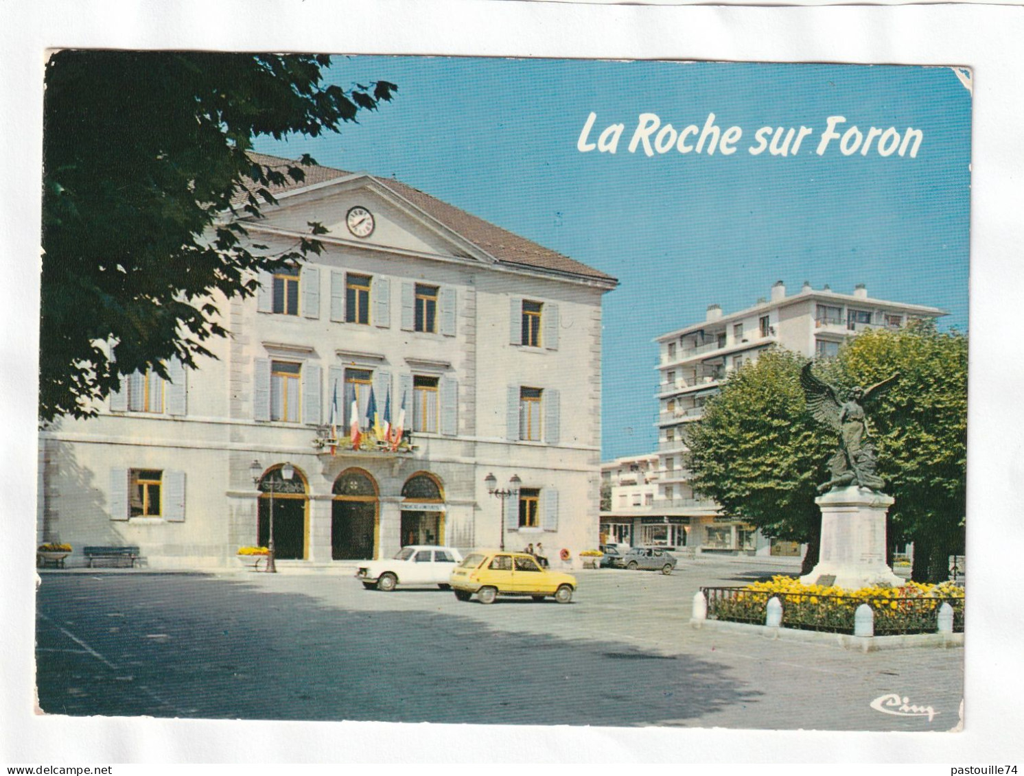 CPM. 15 X 10,5 -  LA  ROCHE-sur-FORON  -  La  Place De La Mairie - La Roche-sur-Foron