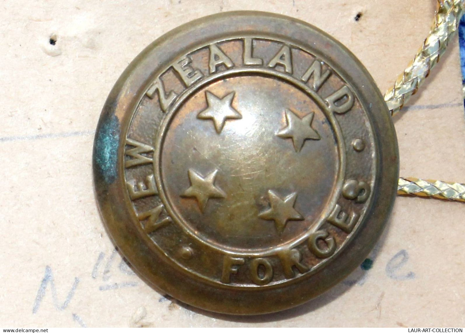 BOUTON UNIFORME NEW ZEALAND FORCES MILITAIRE NOUVELLE ZELANDE ARMY MILITARY 24mm / BUTTON MILITARIA (2203.357) - Knoppen