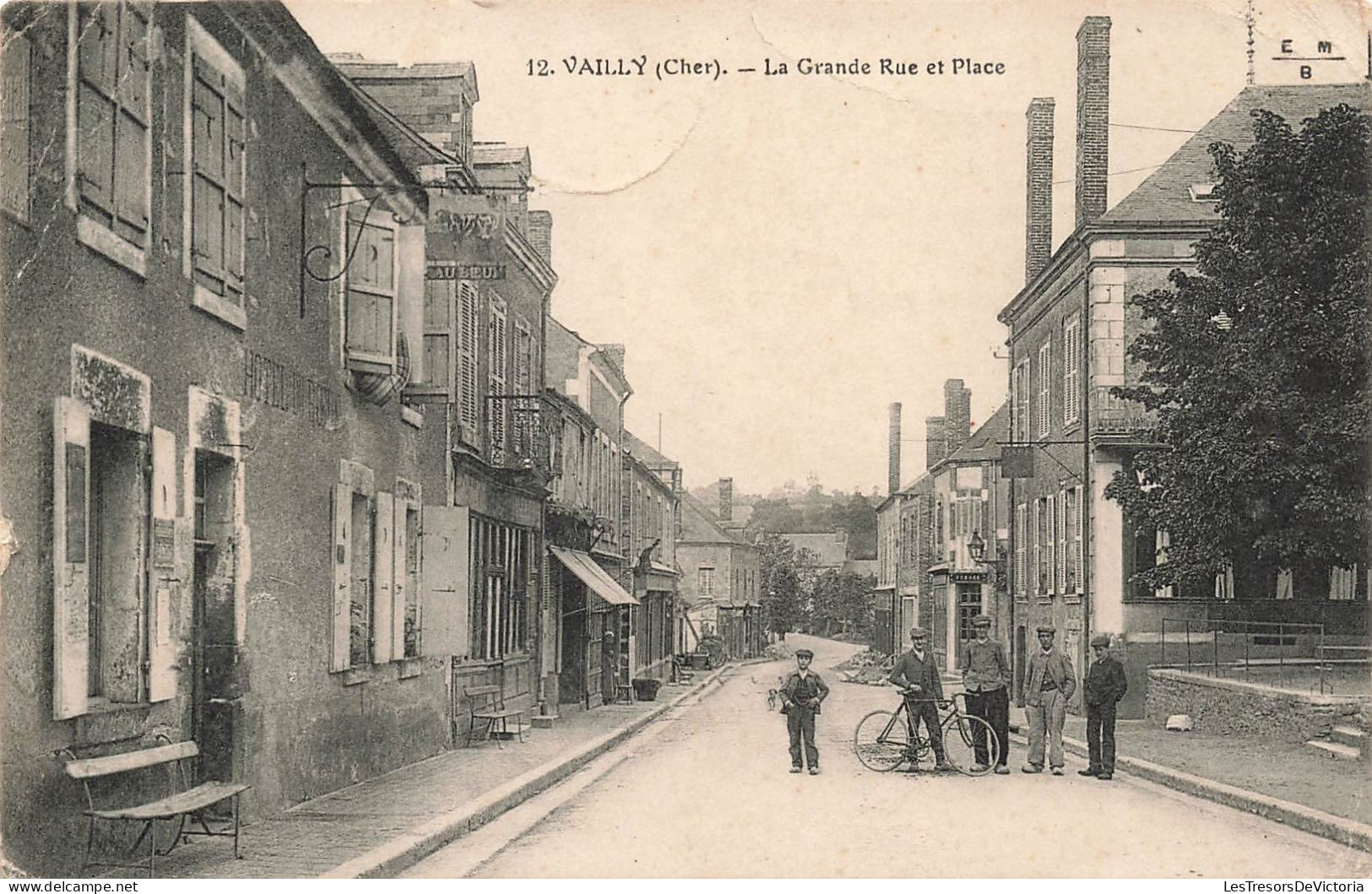 FRANCE - Vailly (Cher) - La Grande Rue Et Place - Groupe De Jeunes - Carte Postale Ancienne - Sonstige & Ohne Zuordnung