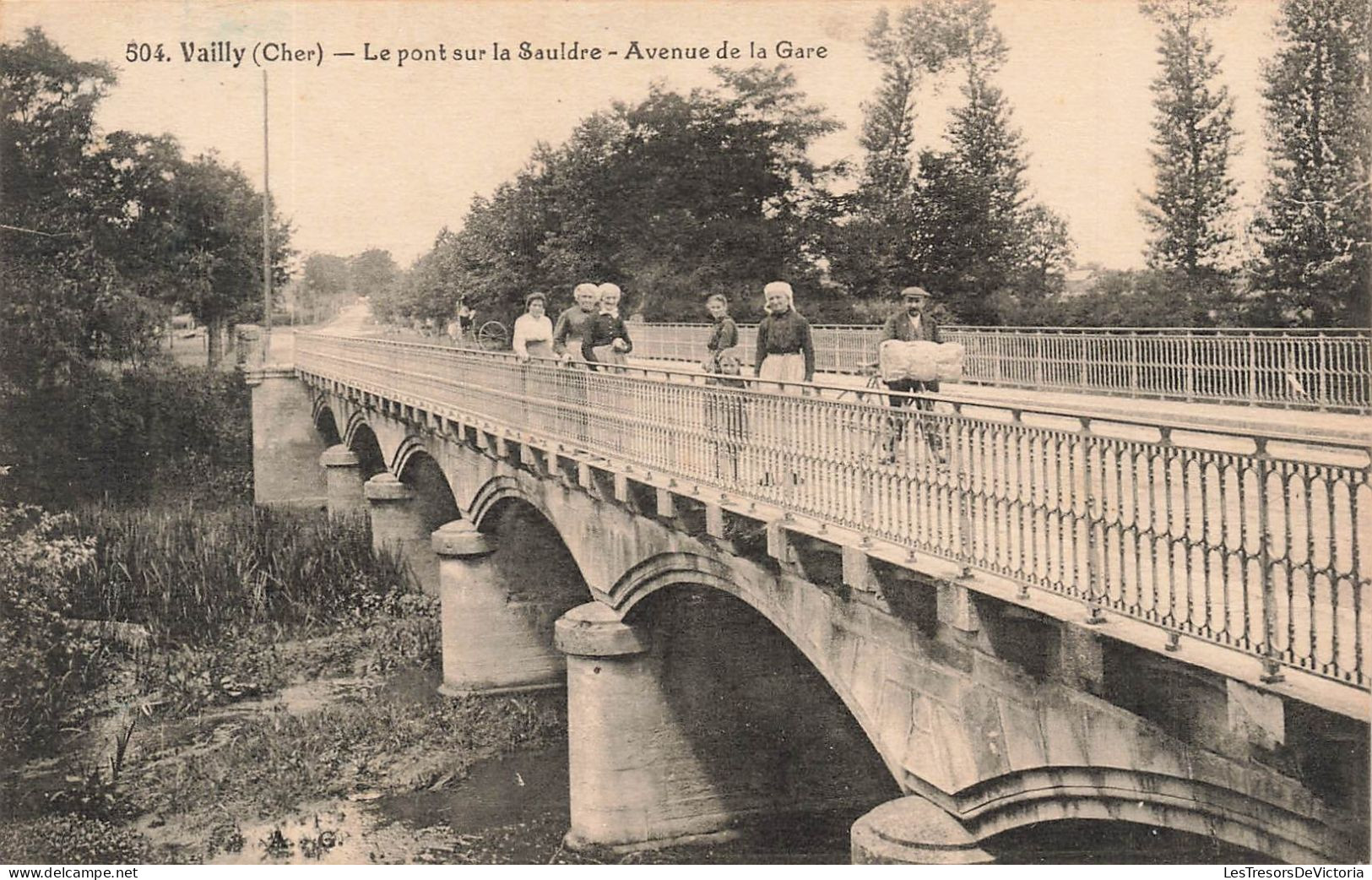 FRANCE - Vailly (Cher) - Le Pont Sur La Sauldre - Avenue De La Gare - Pont - Animé - Carte Postale Ancienne - Andere & Zonder Classificatie
