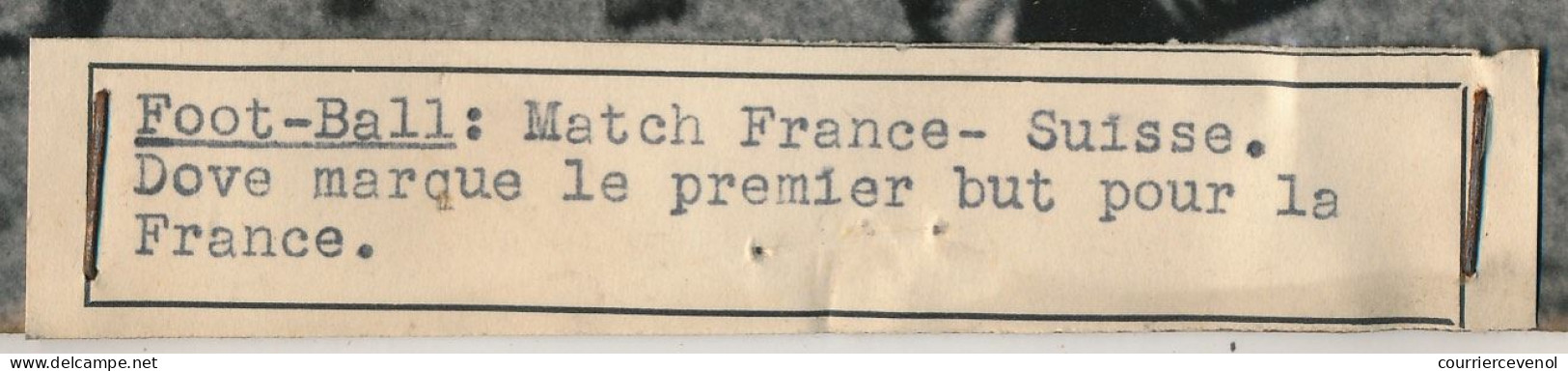 FRANCE - Photo De Presse Keystone - Foot-Ball : Match France Suisse. Dove Marque Le Premier But Pour La France - Sports