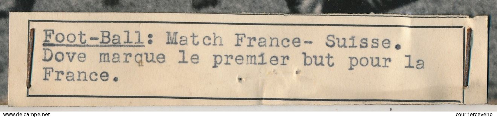 FRANCE - Photo De Presse Keystone - Foot-Ball : Match France Suisse. Dove Marque Le Premier But Pour La France - Sporten