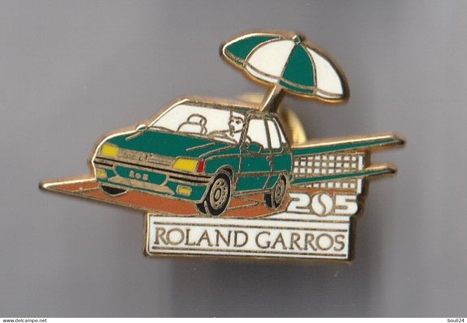 PIN'S    THEME   ARTHUS BERTRAND TENNIS ROLAND GARROS PEUGEOT 205 - Banques