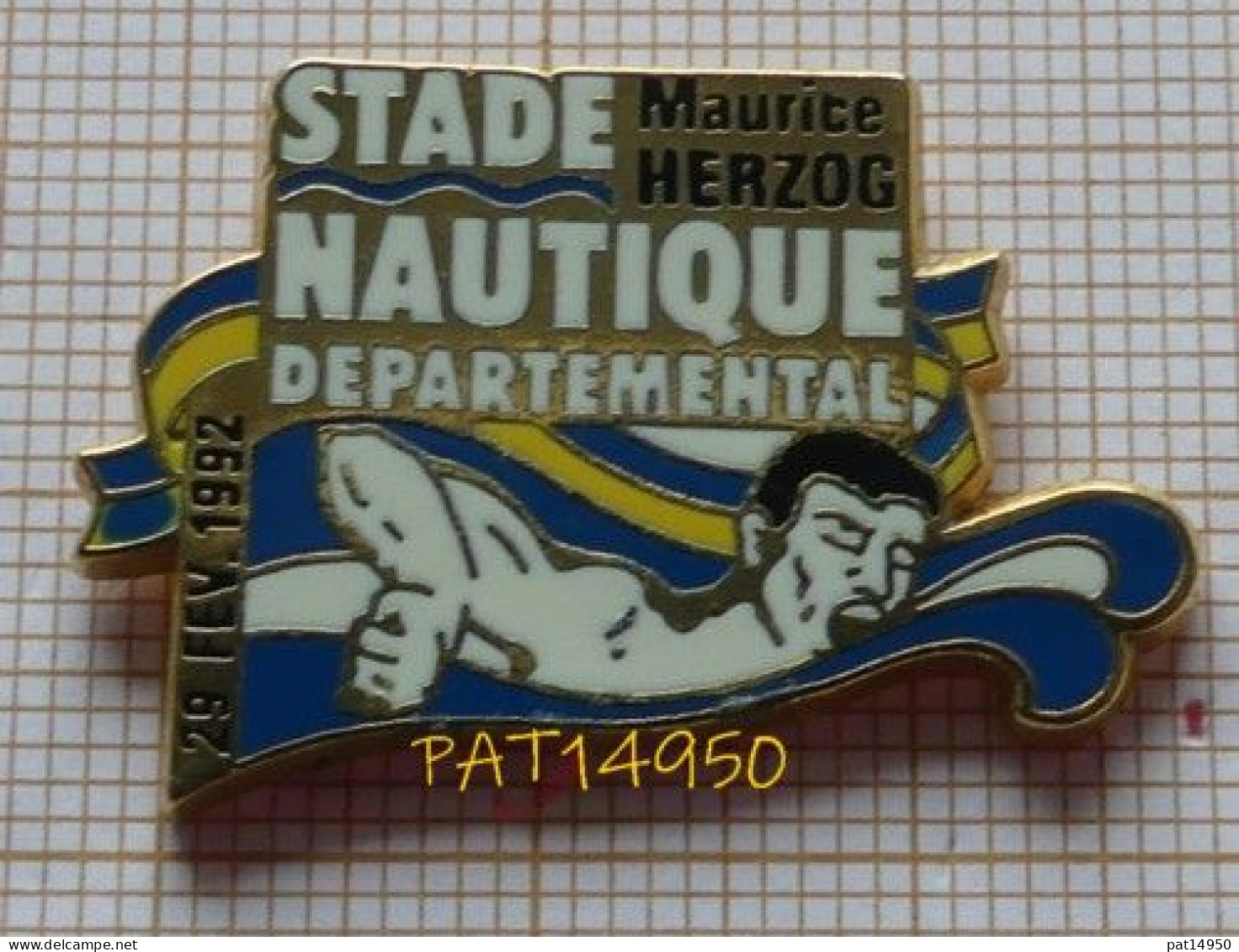 PAT14950 NATATION STADE NAUTIQUE MAURICE HERZOG à MENNECY Dpt 91 ESSONNE En Version ZAMAC SUCCES - Natation