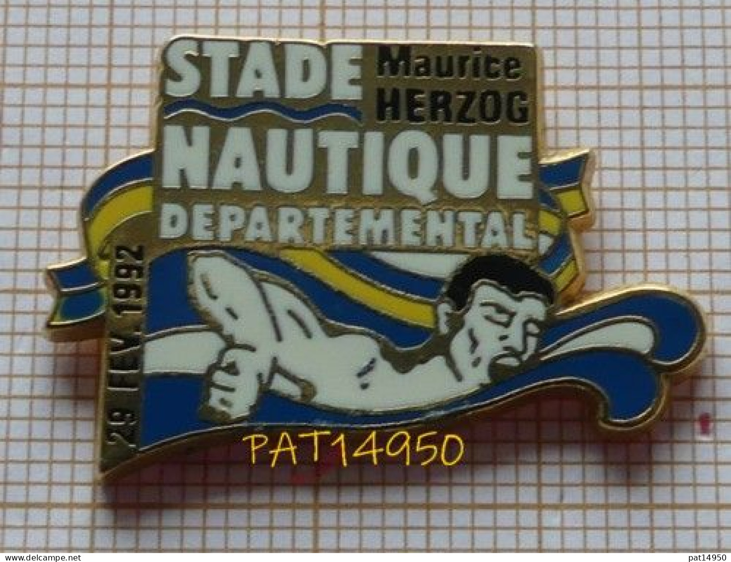 PAT14950 NATATION STADE NAUTIQUE MAURICE HERZOG à MENNECY Dpt 91 ESSONNE En Version ZAMAC SUCCES - Schwimmen