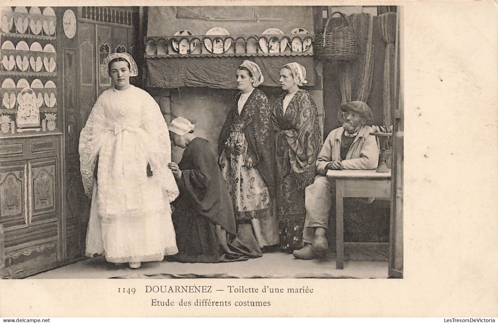 FRANCE - Douarnenez - Toilette D'une Mariée - Etude Des Différents Costumes - Carte Postale Ancienne - Douarnenez