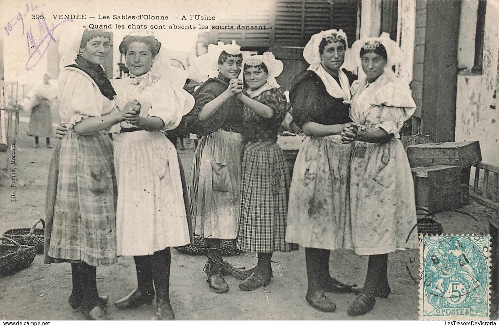 FOLKLORE - Vendée - Les Sables D'Olonne - À L'usine - Carte Postale Ancienne - Vestuarios