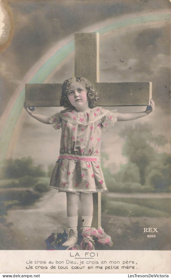 ENFANTS - Une Petite Fille Tenant Les Bords Horizontales Du Crucifix - Colorisé - Carte Postale Ancienne - Portraits