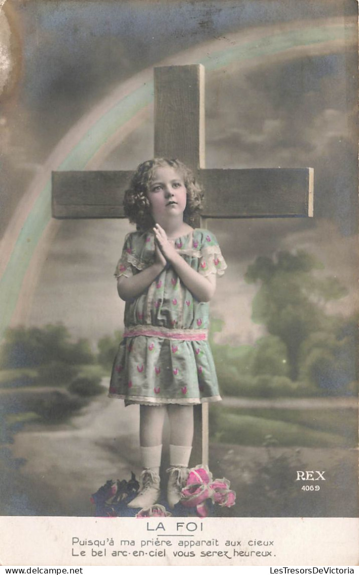 ENFANTS - Une Petite Fille Priant Devant La Croix - Colorisé - Carte Postale Ancienne - Portraits