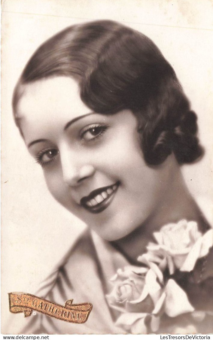 FETES ET VOEUX - Sainte Catherine - Une Femme Souriante Tenant Des Roses - Carte Postale Ancienne - Sint Catharina