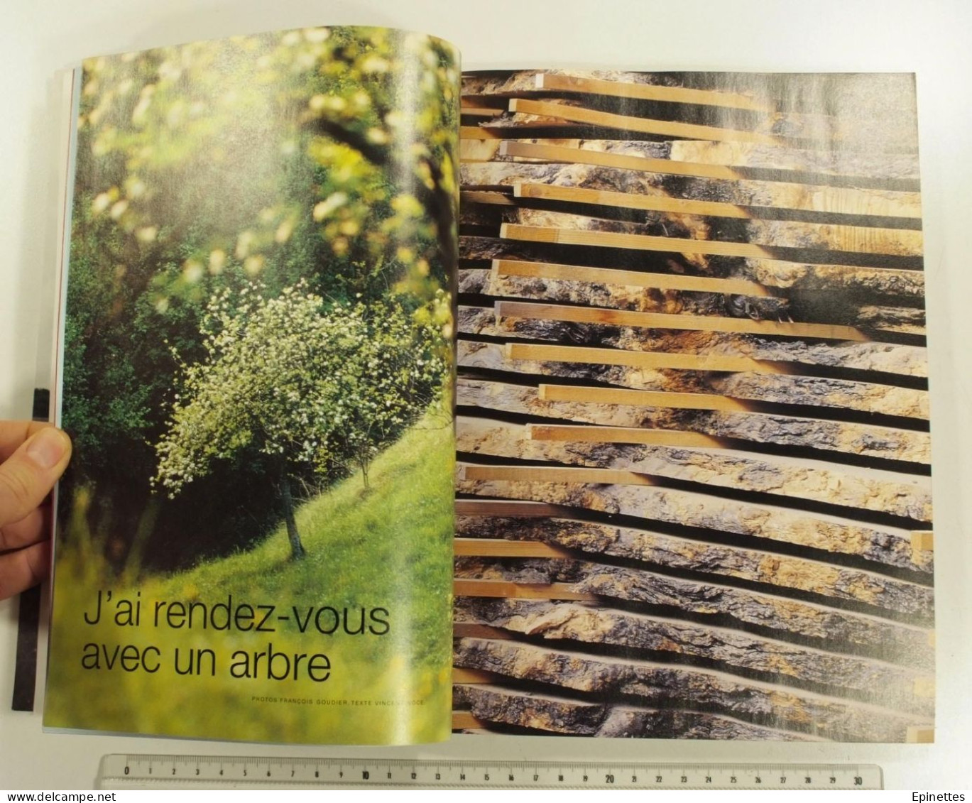 Lot 2 n°s Le Monde d'Hermès, n° 34, 1999 vol. 1 et n° 39, automne-hiver 2001-2002