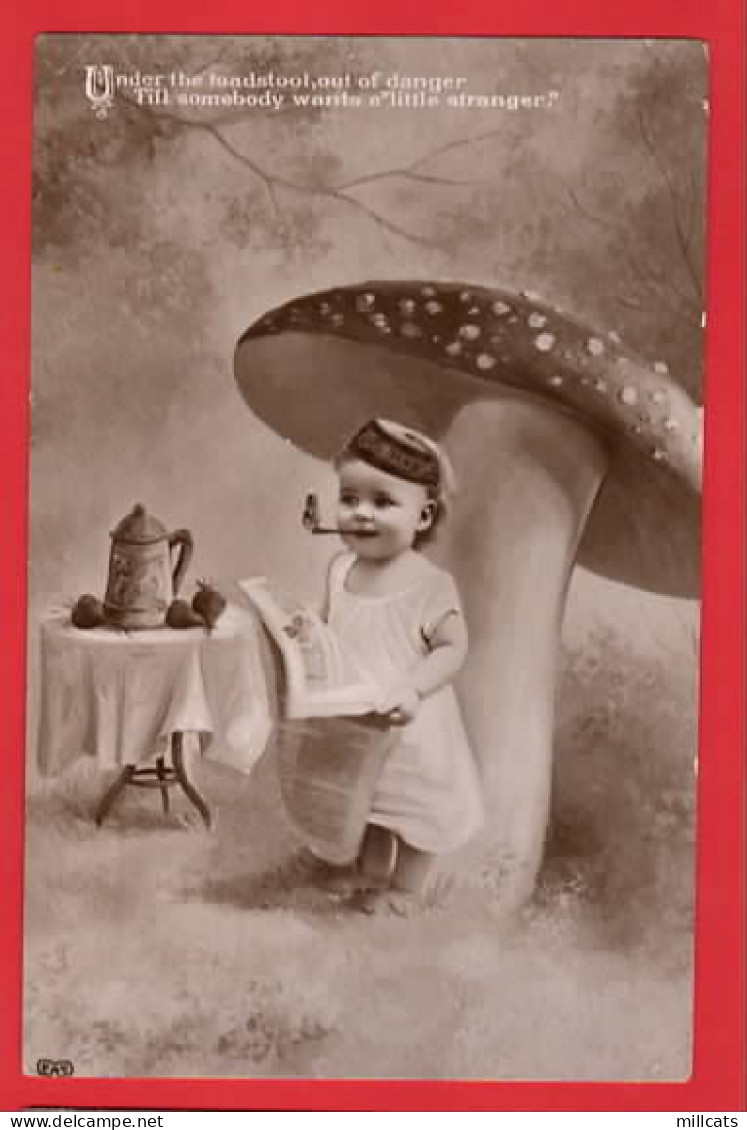 FANTASY CHILD SMOKING PIPE  LARGE TOADSTOOL   RP - Mushrooms