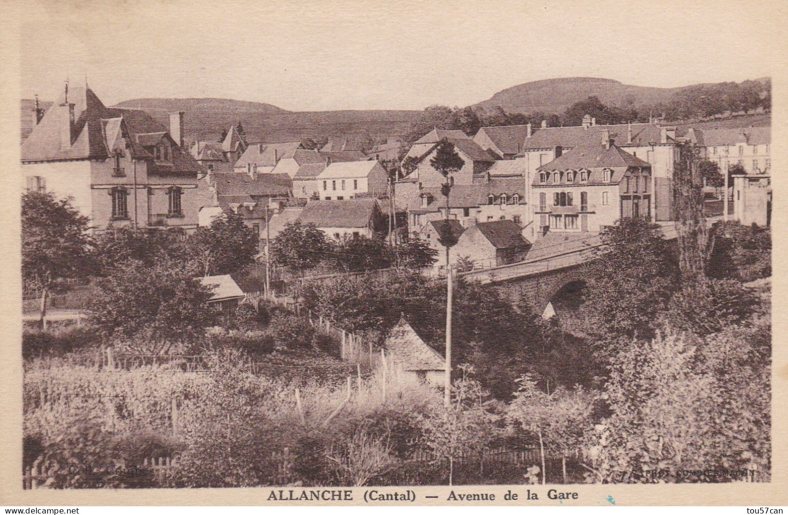 ALLANCHE  -  CANTAL  (15)  -  CPA  -  L'AVENUE DE LA GARE. - Allanche