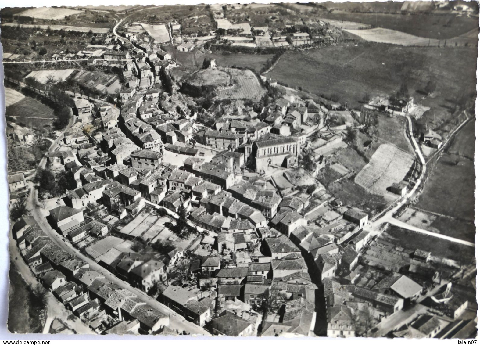 Carte Postale : 82 : En Avion Au-dessus De MONTAIGU DE QUERCY: Vue Générale, Timbre En 1959 - Montaigu De Quercy