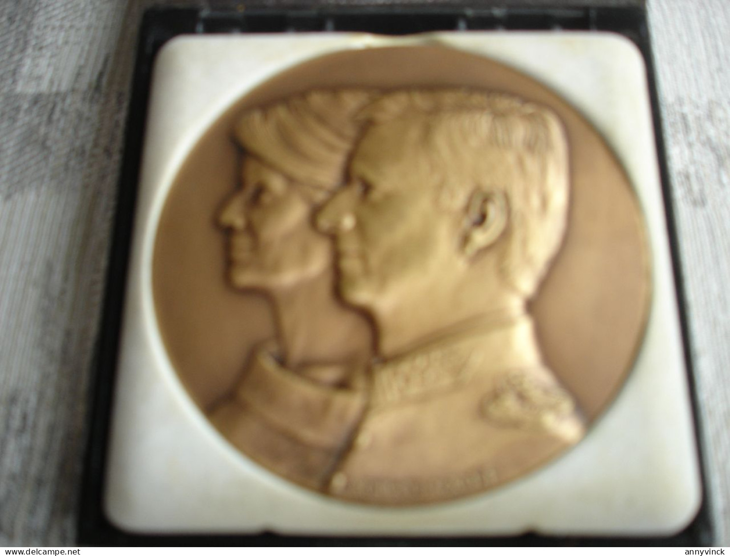 Koningshuis Bronzen Medaille Koning Filip / Koningin Mathilde Ontwerp Benin-debacker - Adel