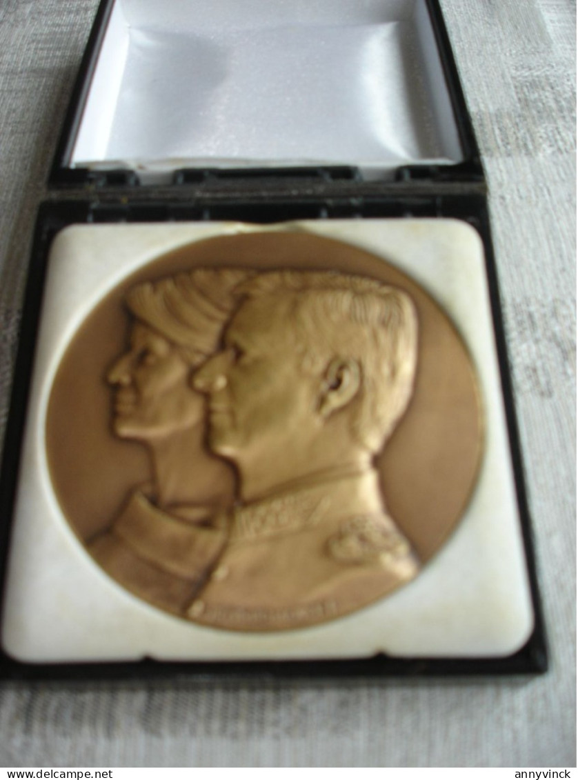 Koningshuis Bronzen Medaille Koning Filip / Koningin Mathilde Ontwerp Benin-debacker - Adel