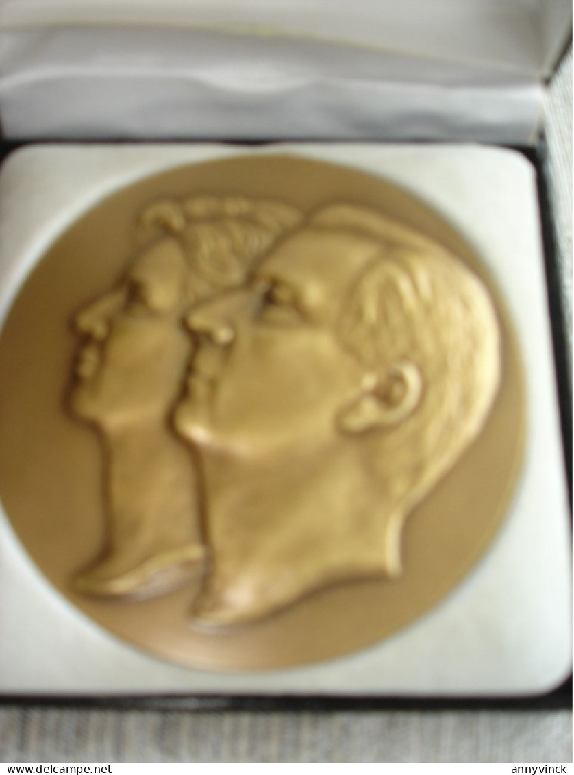 Koningshuis Bronzen Medaille Koning Filip / Koningin Mathilde Ontwerp Benin-debacker - Adel