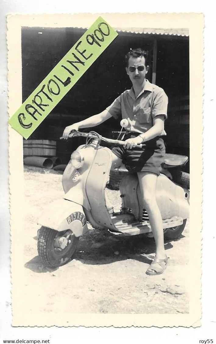 Tema Moto Vespa Vecchia Fotografia Formato Fino Cm 7x11 Di Vespa Lambretta Con Guidatore - Motos