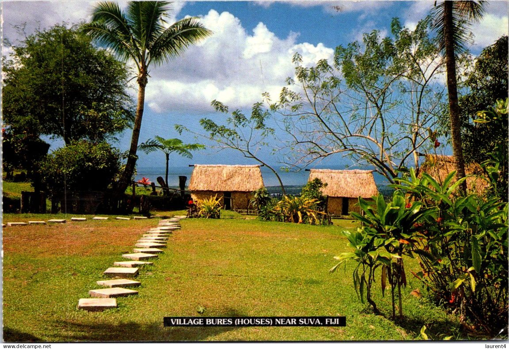 16-12-2023 (2 W 18) Fiji - Native Village Bure (Houses) Near Suva - Fidji
