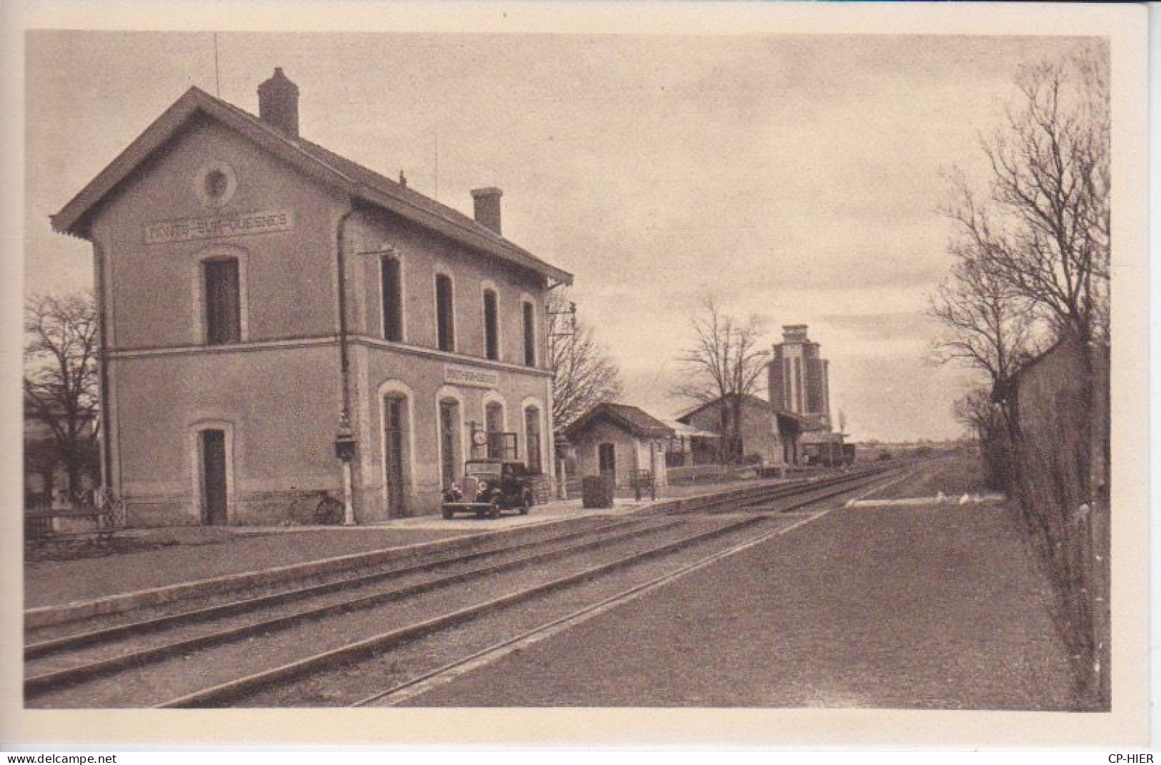 86 - MONTS SUR GUESNES - LA GARE  - SANS TRAIN MAIS AUTOMOBILE SUR LE QUAI - LE SILO AU SECOND PLAN - Monts Sur Guesnes